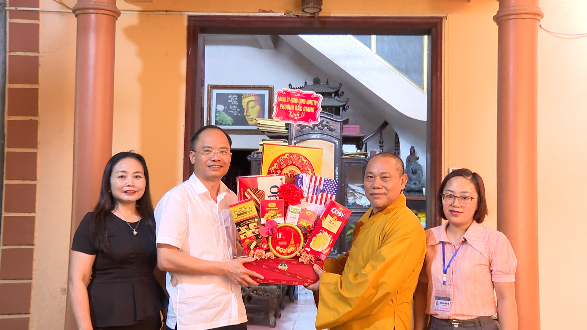 Đ.C ĐẶNG ĐÌNH HOAN  TỈNH ỦY VIÊN BÍ THƯ ĐẢNG ỦY CHỦ TỊCH HĐND PHƯỜNG THĂM CHÚC MỪNG CHÙA DỀN NHÂN ĐẠI LỄ PHẬT ĐẢN PHẬT LỊCH NĂM 2570.mp4