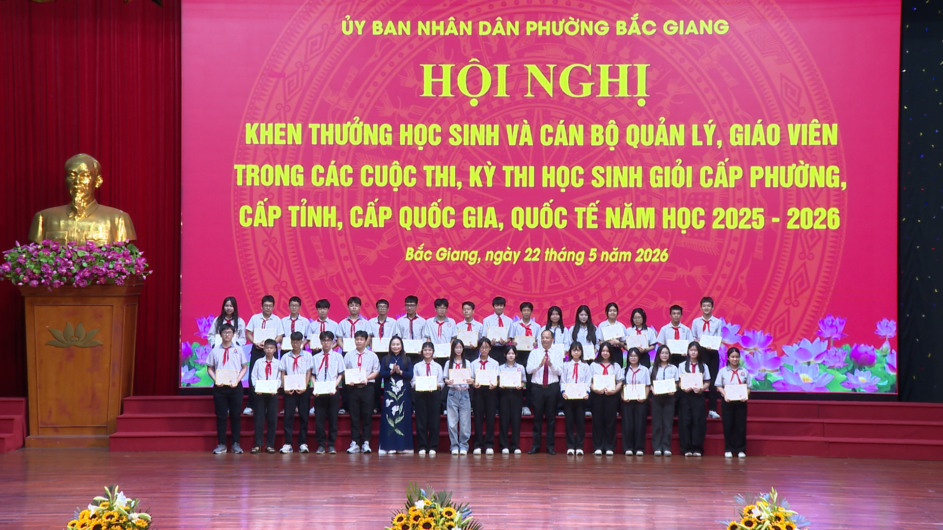 UBND PHƯỜNG BẮC GIANG  KHEN THƯỞNG HỌC SINH VÀ CÁN BỘ QUẢN LÝ, GIÁO VIÊN TRONG CÁC CUỘC THI, KỲ THI HỌC SINH GIỎI CÁC CẤP.mp4